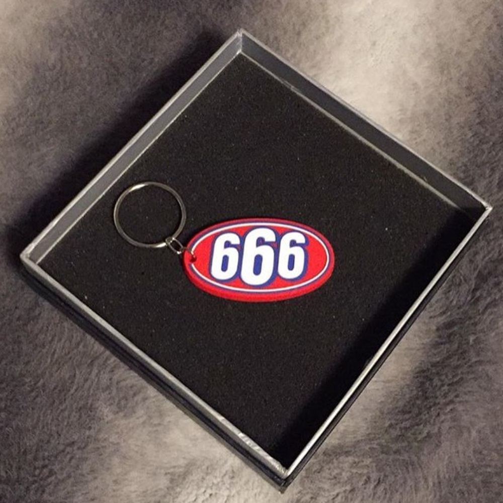 SUPREME THREE 6 MAFIA KEYCHAIN & BOX LOGO STICKER